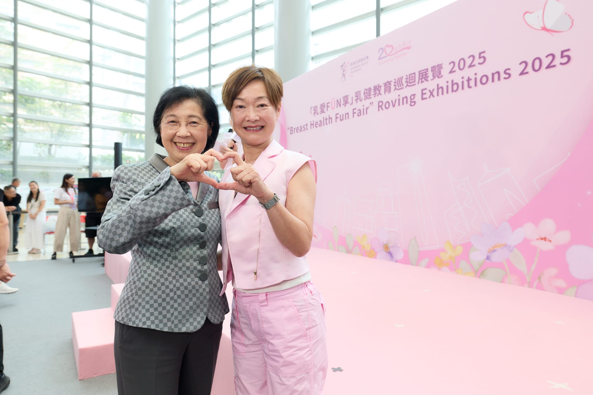 香港乳癌基金會創會人張淑儀醫生圖左與譚玉瑛合照